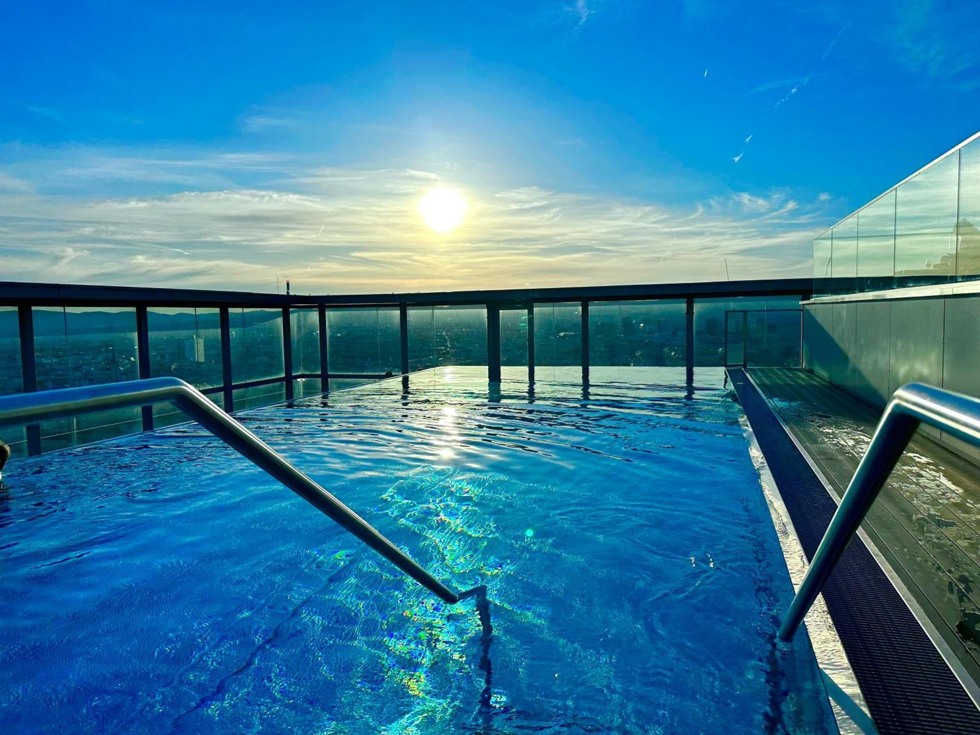 Vienna Sky Apartment I Rooftop Pool I Netflix ภายนอก รูปภาพ